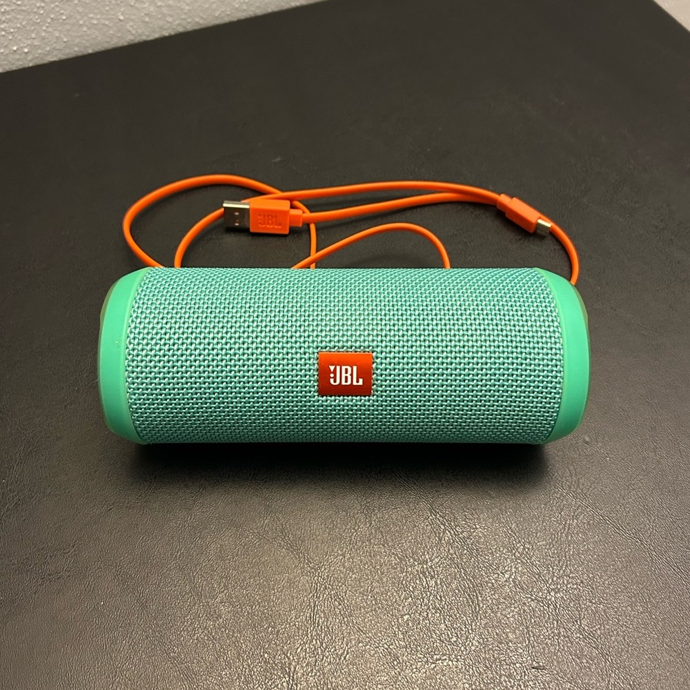 JBL flip 3 splashproof portable bluetooth speaker